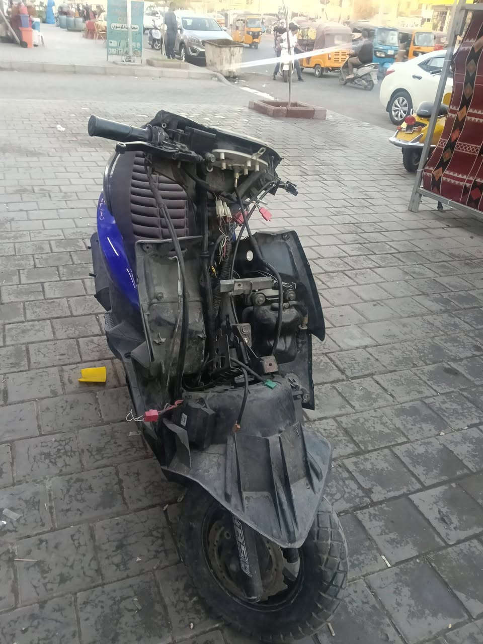دراجه جيتي ار نضيفه وكفرات وكلشي بيه نضيف تحتاجله بس تبدل شوته لن شوته مالته رياضيه ولفات فقط كفرات موجوده كاملات جوزه مال مفتاح موجوده وكلشي موجود بيه سعره 550الاف وبيه مجال قليل عنوان بغداد المدينه الصدر شارع الفلاح الرقم ***********
