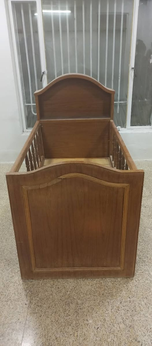 السلام عليكم
عربانه طفل وتخت شغل ثقيل  
العربانه٢٥الف 
والتخت ب٦٠الف 
المكان موصل ايسر  تواصل ***********//////***********
