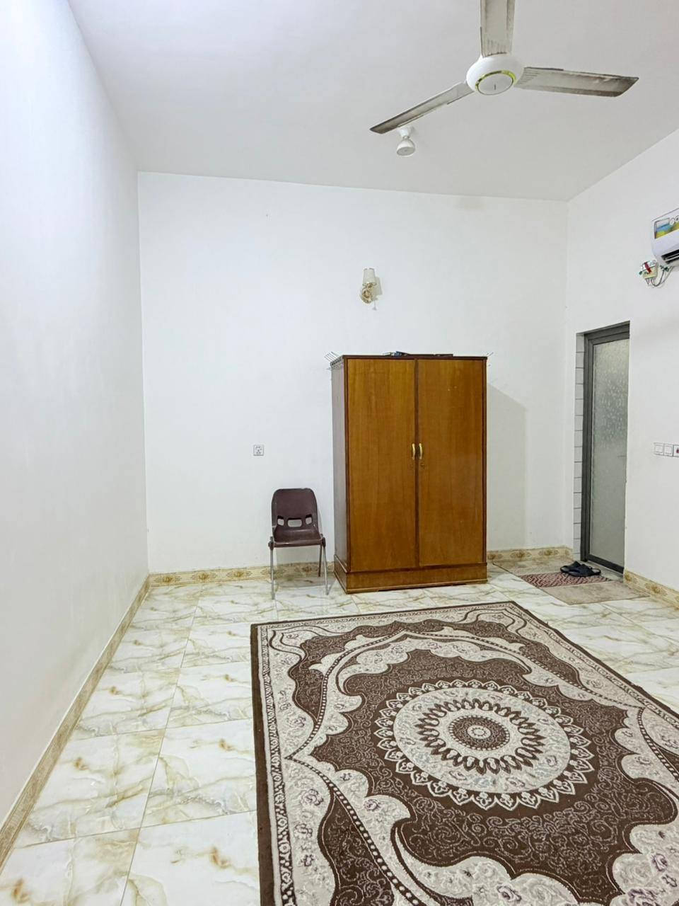 بسم الله الرحمن الرحيم
دار سكن زراعي بطريق المهدي مقابل البنزين خانه 
المساحه ٣٠٠ متر بناء جديد سنة ٢٤ طابق واحد نقص استقبال ومطبخ 
البناء غرفتين وصاله وصحيات والباقي جاهز للبناء 
وباقي التفاصيل مراجعة مكتب الاصالة للعقارات ***********
