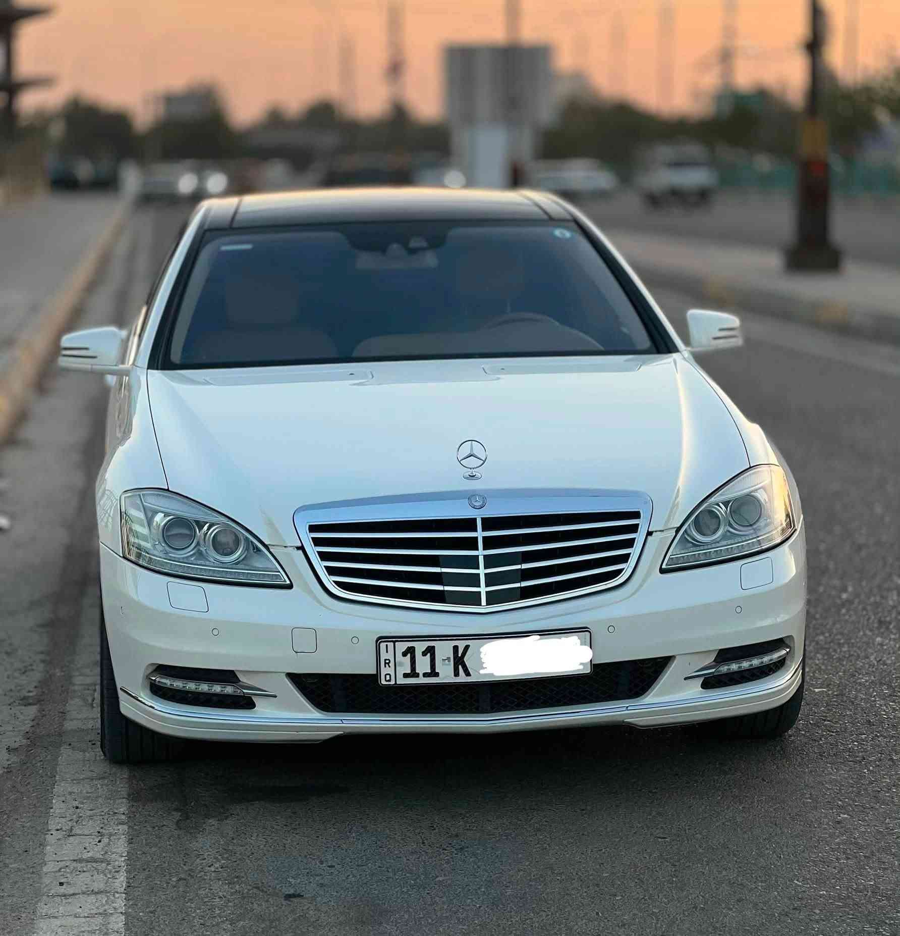 السلام عليكم
للبيع: مرسيدس S550 موديل 2010

🚘 المواصفات العامة:

* 8 سلندر
* اللون: أبيض
* مكينة، كير، وتبريد بحالة الوكالة
* السيارة على وضع الشركة، وما بيها أي نقص

المواصفات:

* ناظور ليلي
* رادار أمامي وخلفي
* سقف بانوراما (طكتين)
* أربعة أبواب شفط مع صندوق شفط وكهربائي
* لايت عدسة بلادي زينون
* بروجكتر LED
* تدفئة وتبريد لجميع الكشنات
* أربعة كشنات بتحكم منفصل مع ميموري (3 وضعيات)
* تحكم كامل بالكشنات الخلفية مع نفخ وتعديل، وتحكم منفصل بالأجواء الخلفية
* سماعات هارمن كاردن
* كشنات جلد بلادي جديدة جداً
* مرايا شفط وقلاب
* تحكم كامل بالستيرن
* كروز كنترول
* شاشة متحركة يمين ويسار مع شاشة أعطال في الدشبورد
* خمس بردات خلفية كهربائية
* سايد بريك بصمة
* شفتات ستيرن
* 3 وضعيات قيادة
* لايت داينمك يلتف مع حركة الستيرن
* وغيرها من المواصفات

✅ حالة السيارة:

* كلين جداً
* بدون قطرة صبغ
* بدون شخط
* بدون بارد

📄 الأوراق:

* رقم بغداد الجديد
* السنوية نافذة إلى (31)
* هزة جديدة

💰 السعر: 208 وقابل للتفاوض

📍 الموقع: ديالى – بعقوبة – تقاطع القدس

📞 للاستفسار: ***********
