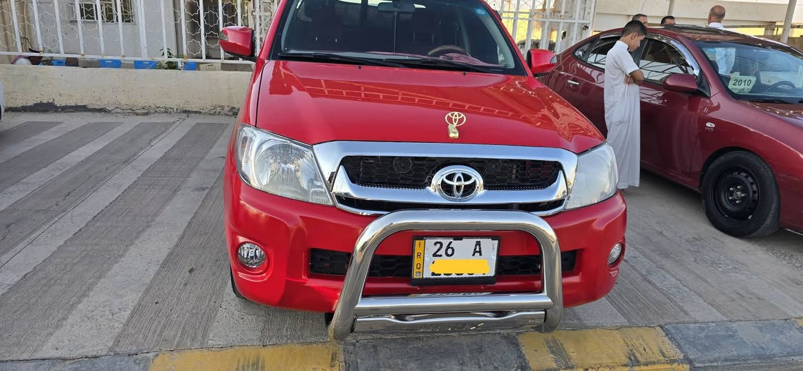 ## 🚗 **تويوتا هايلوكس (Hilux) موديل 2009 للبيع**
 * **نوع السيارة:** تويوتا هايلوكس دبل قمارة.
 * **الموديل:** 2009.
 * **اللون:** أحمر مميز ونظيف جداً.
 * **المحرك:** 2.7 VVT-i.
 * **ناقل الحركة (الكير):** عادي.
 * **المواصفات والداخلية:** داخل مخمل باللون الماروني، نظيفة جداً من الداخل والخارج، تبريد شغال، دشبول مطعم بالساج، وجام كهرباء.
### 🛠️ **حالة البودي والصبغ:**
 * السيارة مكفولة من الصبغ.
 * بيها مجرد تكحيلات بسيطة (كد شبر)
### 💰 **السعر:**
 * **165 ورقة** (16,500$ دولار أمريكي).
📍 **مكان السيارة:** صلاح الدين - بيجي.
📞 **للاستفسار والتواصل:** *********** (واتساب متوفر).
