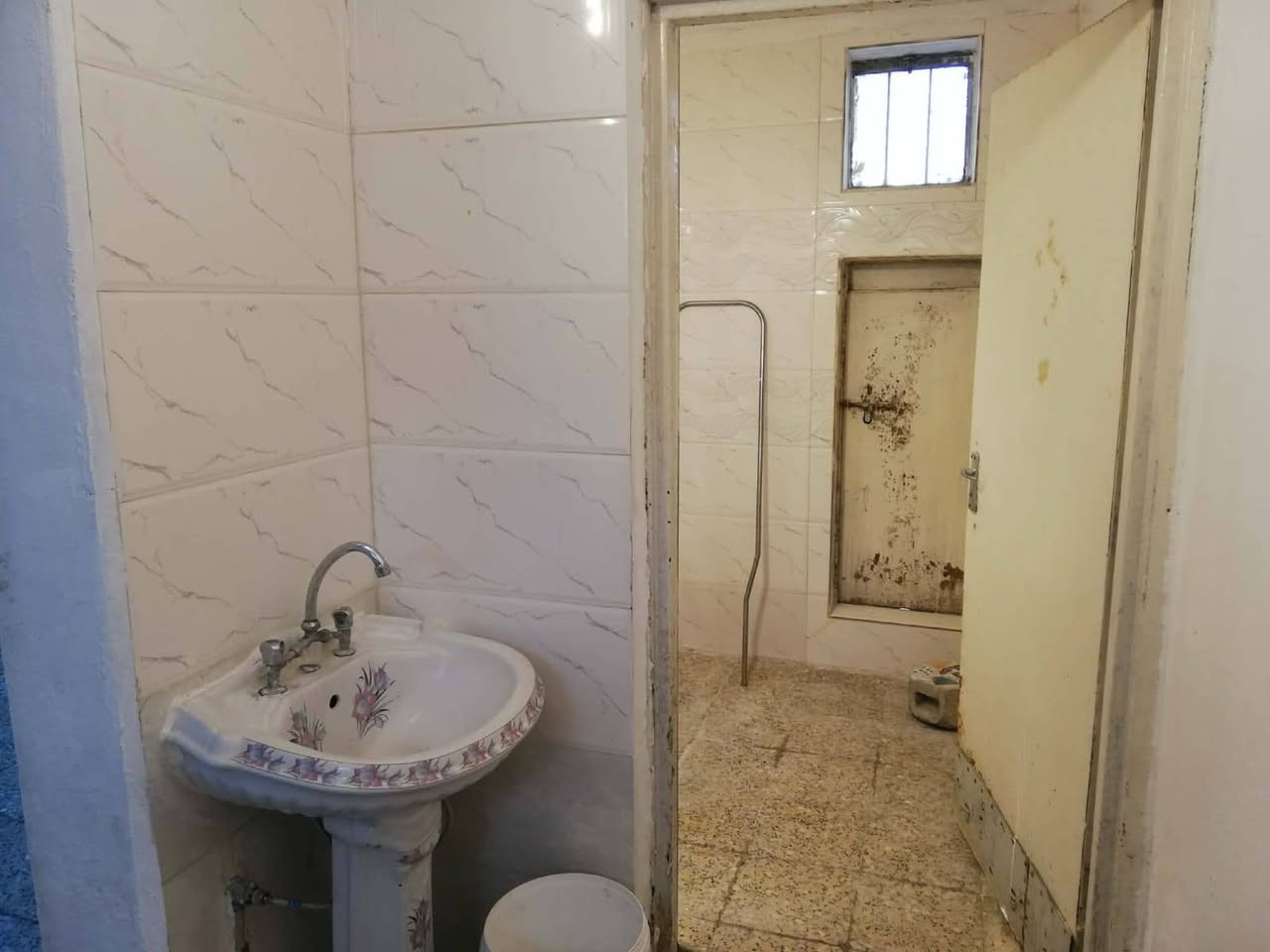 دار للايجار حي الوحدة سايدين السبعاوي بالقرب من مستشفى السلام مساحة الدار 250متر 
غرفتين نوم هول حمام مطبخ استقبال 
 ملاحظه من ضمن الدار محلات ماجره 
للاستفسار الاتصال على الرقم 
***********
