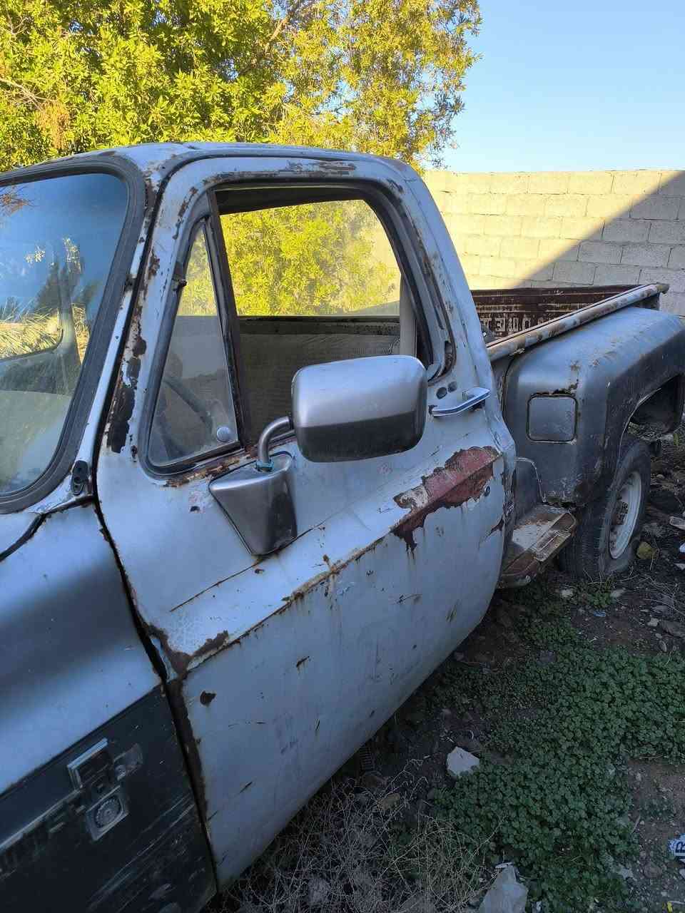 السلام عليكم للبيع تفصيخ شفر موديل 85 رقم بغداد مااندل راعيها مكاني بغداد محرك 6 عالي شغال كير عادي شاص مكفول 
***********
