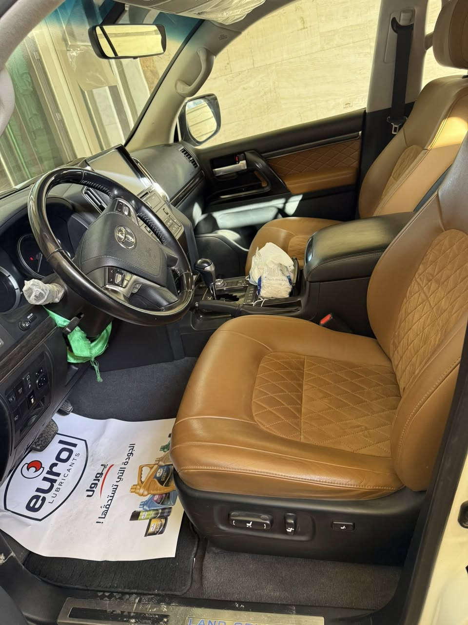 للبيع لاندكروز موديل 2021بحريني فول مواصفات 6سلندر سعرها 570 ورقة تلفون ***********مكفوله
