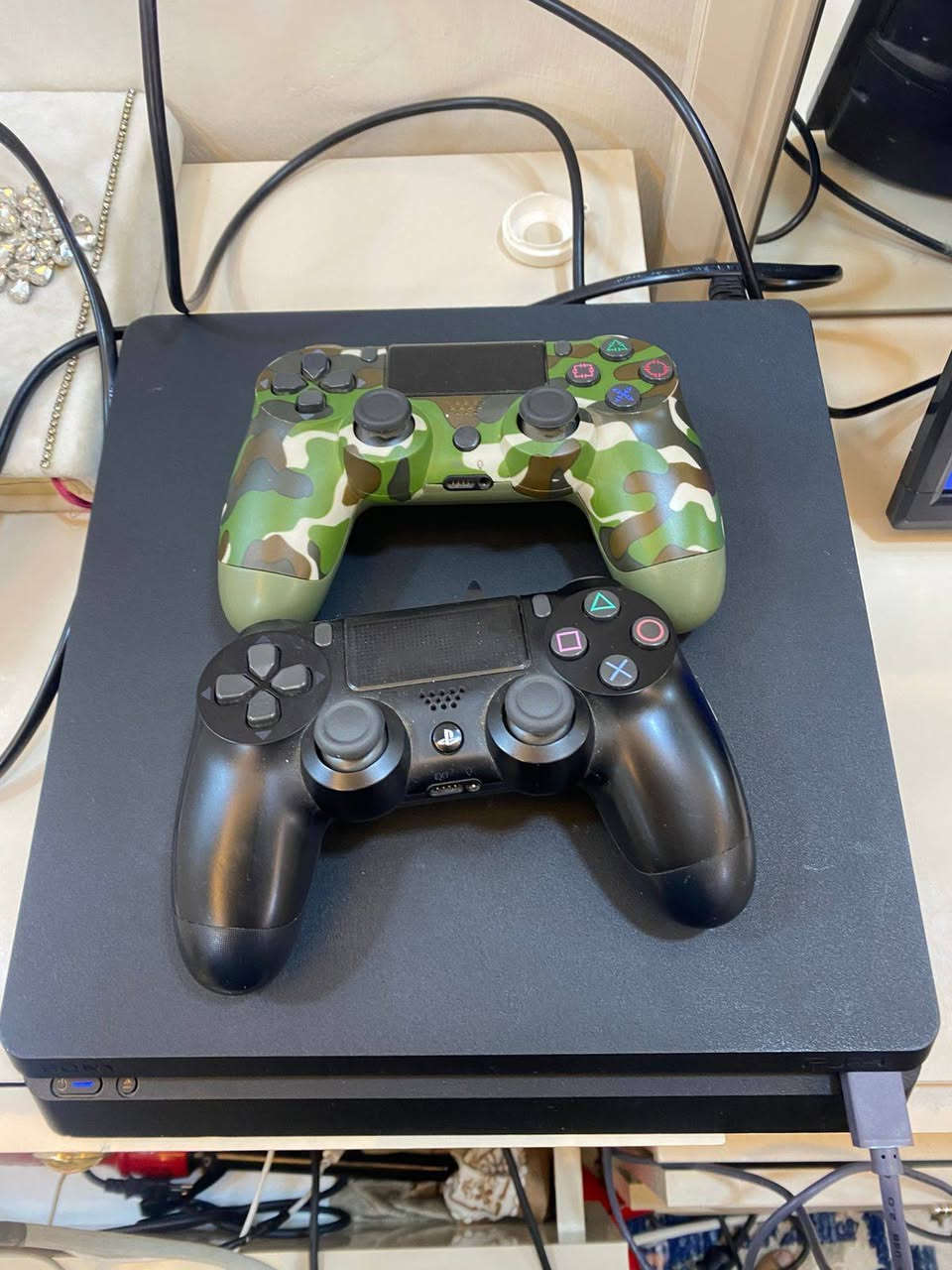 سلام عليكم
بلي فور مهكر  قبل اسبوع فتحته بيدي لسه الايلون والفلينه مالته موجوده بي 4 العاب موجودات بل صور اخذته ب310 لاتكسر بل سعر لان محتاج رايده ب280 
رقمي/ ***********
