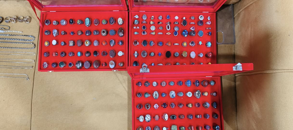 السلام عليكم ورحمة الله
من رخصت صاحب الكروب عندي 2.46 كيلو الفضة ابيع شلعه وحدة الراغب بالشراء يتصل على الرقم ***********
