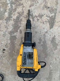 للبيع  دي وولت اصلي كسار  ٠٧٨١٢٣٥٣٠٣٠