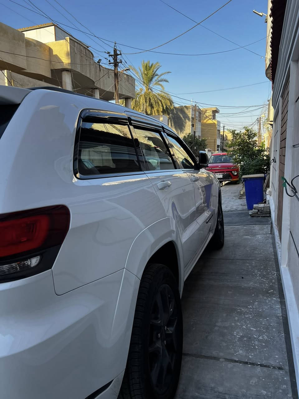 جيب شيروكي موديل 2019 s للبيع لون ابيض خليجي داخل احمر مكفولة من كل شي السعر 320 وبيها مجال مكاني بغداد الاعظمية الاتصال ***********
