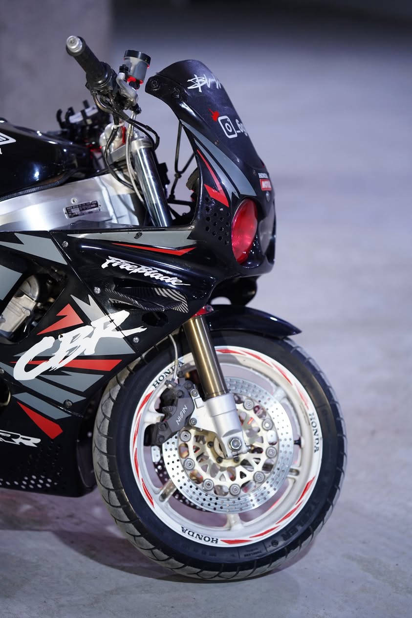 سلام عليكم cbr 900 
جديده بمعنه الكلمه كفاله عامه عامه 
دراجه مال جناي جاهزا من كلشي 
دينار متصرف عليها تايرات مشلن جدد 
دراجه مزوده بلادي ستيرن ودركه رياضي من يابان وبراد  وكير رياضي شفتر دهن يعني تنسا حماوه متصل ربع بعز الصيف 
سعر ٢٠ وبيها مجال متوازي على فلوس وعرضتها 
تواصل على رقم 
***********
***********
