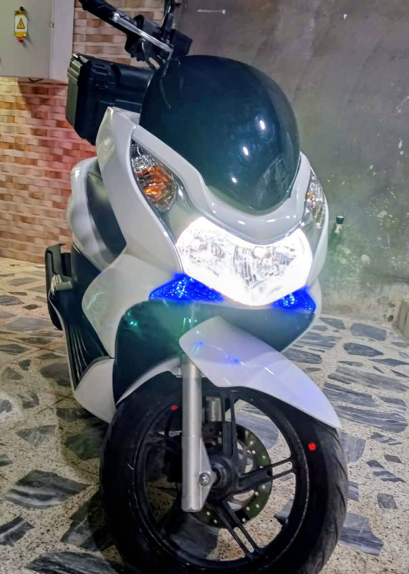 السلام عليكم دراجه pcx الجيل الأول للبيع دراجه مفوله جديده لوك اخذته كبل فتره وهسه اريد ابيعه سعر  1550 اصحاب الخبره يعرفوها للاستفسار ***********

