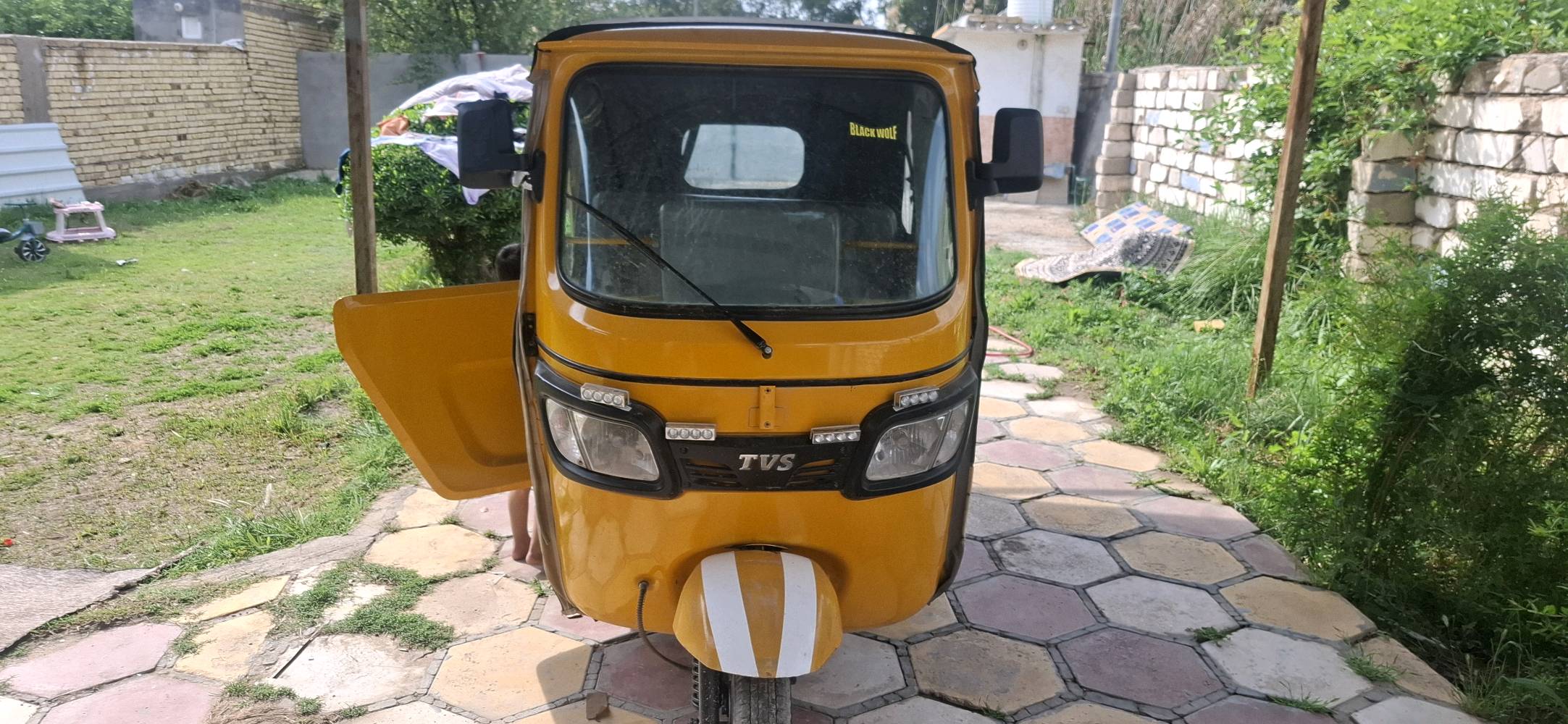 عندي تكتك TVS لون أصفر بحالة ممتازة للبيع. الاستخدام كان خفيف وحافظت عليه بشكل جيد. مناسب للتنقل في الأماكن المزدحمة وفعال من حيث استهلاك الوقود.