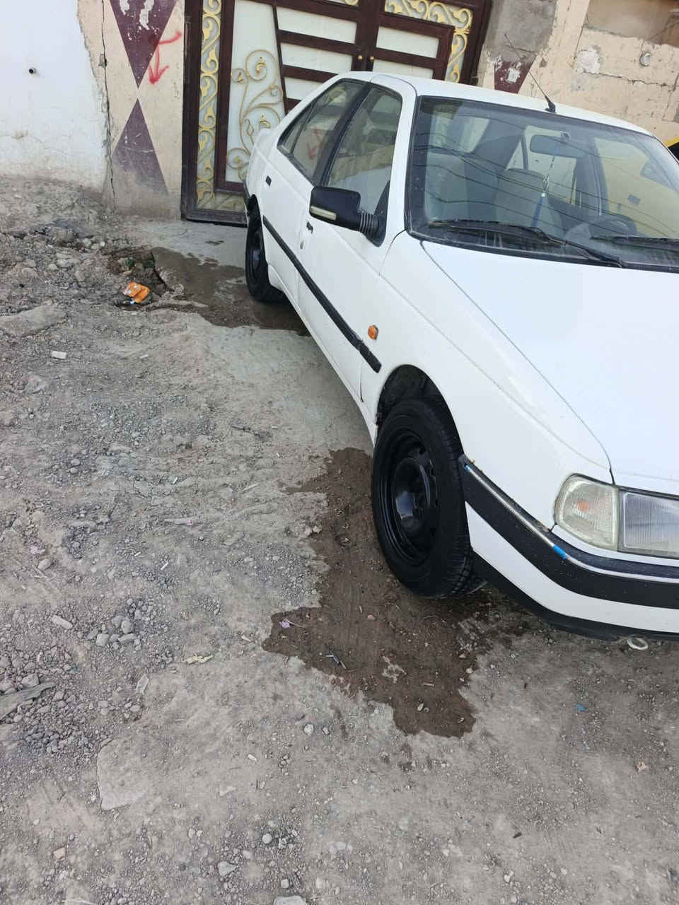 السلام عليكم بيجو 405 مديل 12 كير ومكينه جدد كهربائياته كله شغاله مبدل بيه جاملغ امامي بدون دواخل سياره جاهزه مال جناي ربع مذب عليه حداديه و وره وكدام جدد تبريد ملضومه جديدة سياره بسمي هزه جديده سنويه اليوم استلمته السنويه ال ٢٨ مكان حله مركز مدينة سعر 35وبيه مجال رقم ***********
