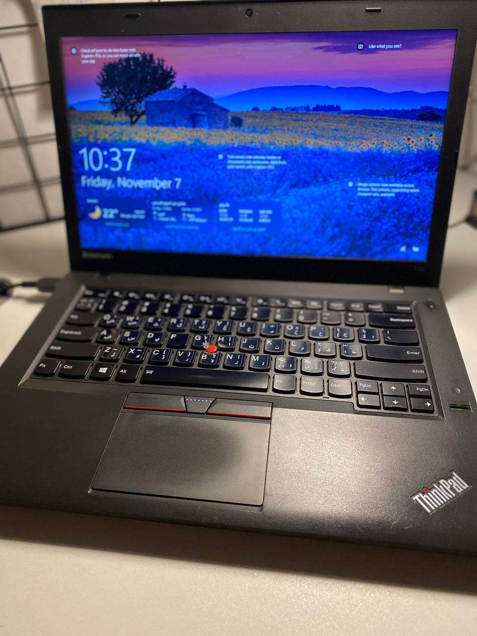 إعلان بيع لابتوب Lenovo ThinkPad T450
للبيع لابتوب عملي وأصلي من سلسلة ThinkPad المعروفة بالمتانة والاعتمادية، مناسب للعمل المكتبي، التعليم، والتصفح اليومي.

⸻

🔹 المواصفات الدقيقة للجهاز:
 • الموديل: Lenovo ThinkPad T450
 • المعالج: Intel® Core™ i5-5300U @ 2.30GHz (الجيل الخامس)
 • الذاكرة (RAM): 4 جيجابايت DDR3 (قابلة للترقية)
 • التخزين: SSD سعة 238 جيجابايت (TOSHIBA)
 • كرت الشاشة: Intel® HD Graphics 5500
 • النظام: Windows 10 Pro 64-bit
 • DirectX: الإصدار 12
 • الشاشة: 14 إنج
 • الشركة المصنعة: Lenovo
 • الجهاز يعمل بكفاءة ومجرب
 • البطارية: بطاريتان (داخلية + خارجية) لأداء أفضل
 • اللون: أسود

⸻

🔹 مميزات الجهاز:
 • أداء مستقر للبرامج المكتبية والتصفح
 • SSD سريع أفضل من الهارد العادي
 • هيكل متين ولوحة مفاتيح مريحة
 • مناسب للمدرسين، الطلبة، والأعمال اليومية

⸻

💰 السعر: 150 الف دينار
📍 الموقع: كربلاء
📞 للتواصل: ***********
