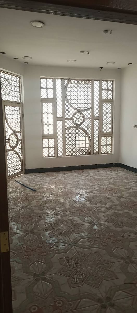 دار سكن للبيع
في توزيعه الدبيه جديده 

مساحة 200م شارع 12م 

بدايه منطقه قرب شارع 40م 

غرفتين نوم هول مطبخ استقبال 

حديقه وكراج للاتصال ***********
