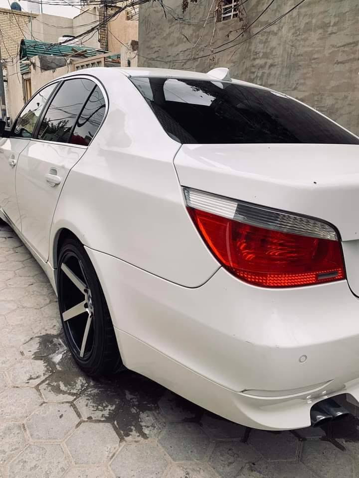 للمراوس
Bmw E60 M5 2008 
كصة جنطة فول الفول ادخل على النت وشوف مواصفاتها 
متؤم شمالي دولي على الشاصي 
المكان ذي قار 
صاحب السيارة 
***********

