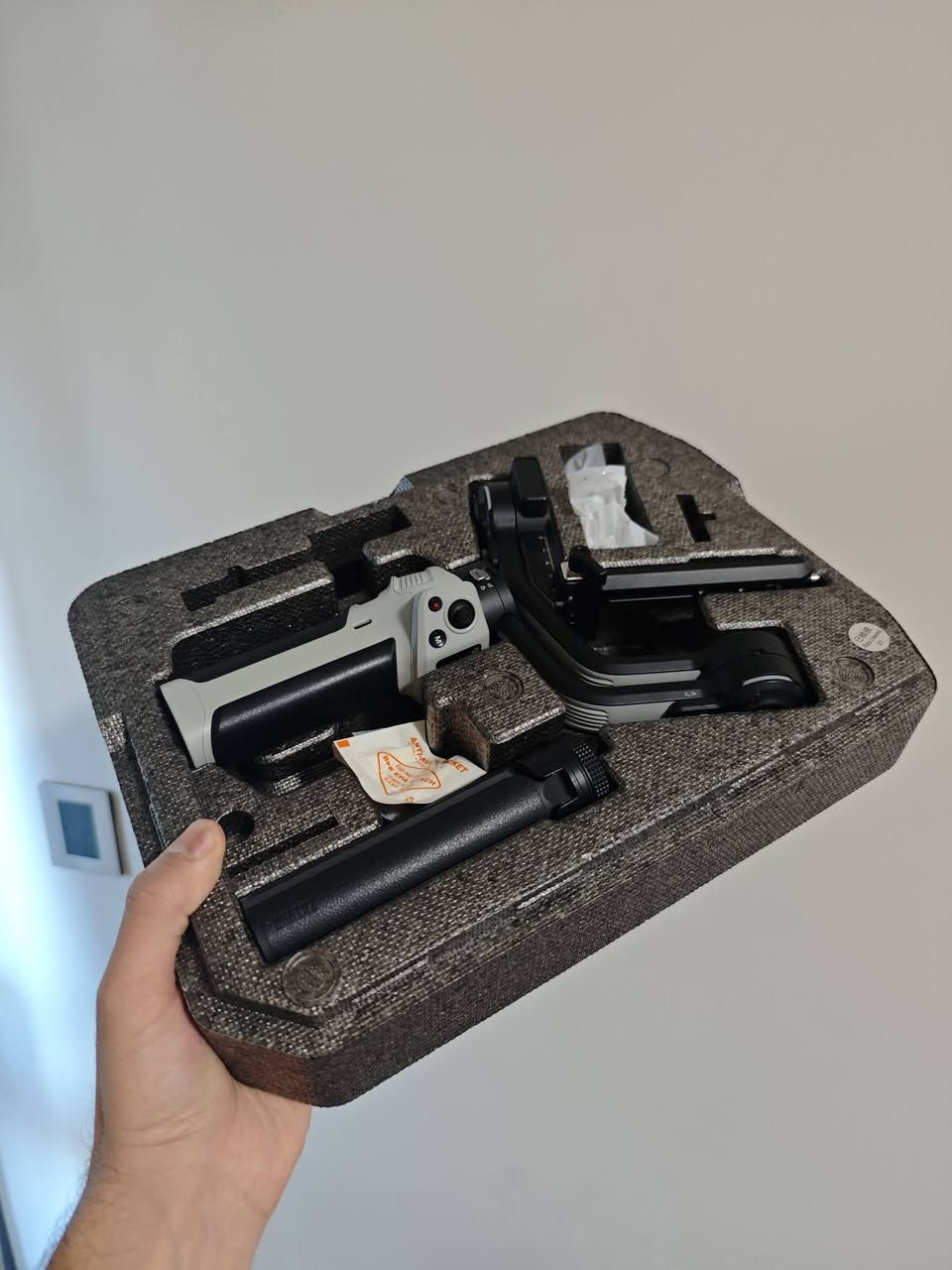 للبيع - مستعمل (جديد جدا)
مانع اهتزاز من شركة ZHIYUN

CINEPEER Weebill 3E

المميزات:
• وزنه خفيف جدا مريح بالتصوير
• يعمل على جميع الكامرات يتحمل وزن 3 Kg
• اني مستعمله على كاميرا Sony FX3 ونتائجه رهيبه

سبب البيع: 
بعت الكاميرا فبعد ما احتاجه

السعر:
(250 الف) 
اتذكر اشتريته ب330 الف حاليا سعره بالشركة 300 الف


**إذا كنت صاحب هذا الإعلان وتريد حذفه لأي سبب، رجاءا أرسل رسالة إلى الدعم الفني**