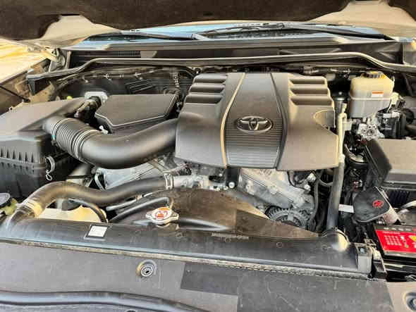 السلام عليكم ورحمة الله للبيع تيوتا لاندكروزر 2020 خليجي كفاله عامه حته الدعاميات لا بارد ولا صبغ بيها ملاحضات بصيطه فقط تخم تاير محرك 6 سلندر ماشيه 100 الف كير ومحرك وصدر كلها شركه رقم اربيل القديم سنويه جديده مواصفات زراك لايت فتحه شاشات كشنات كهرباء تحكم جه وحده مري شفط بصمه 
سعرها 485 وبيها مجال قليل الشراي يتصل مكانها بالرمادي 
***********
