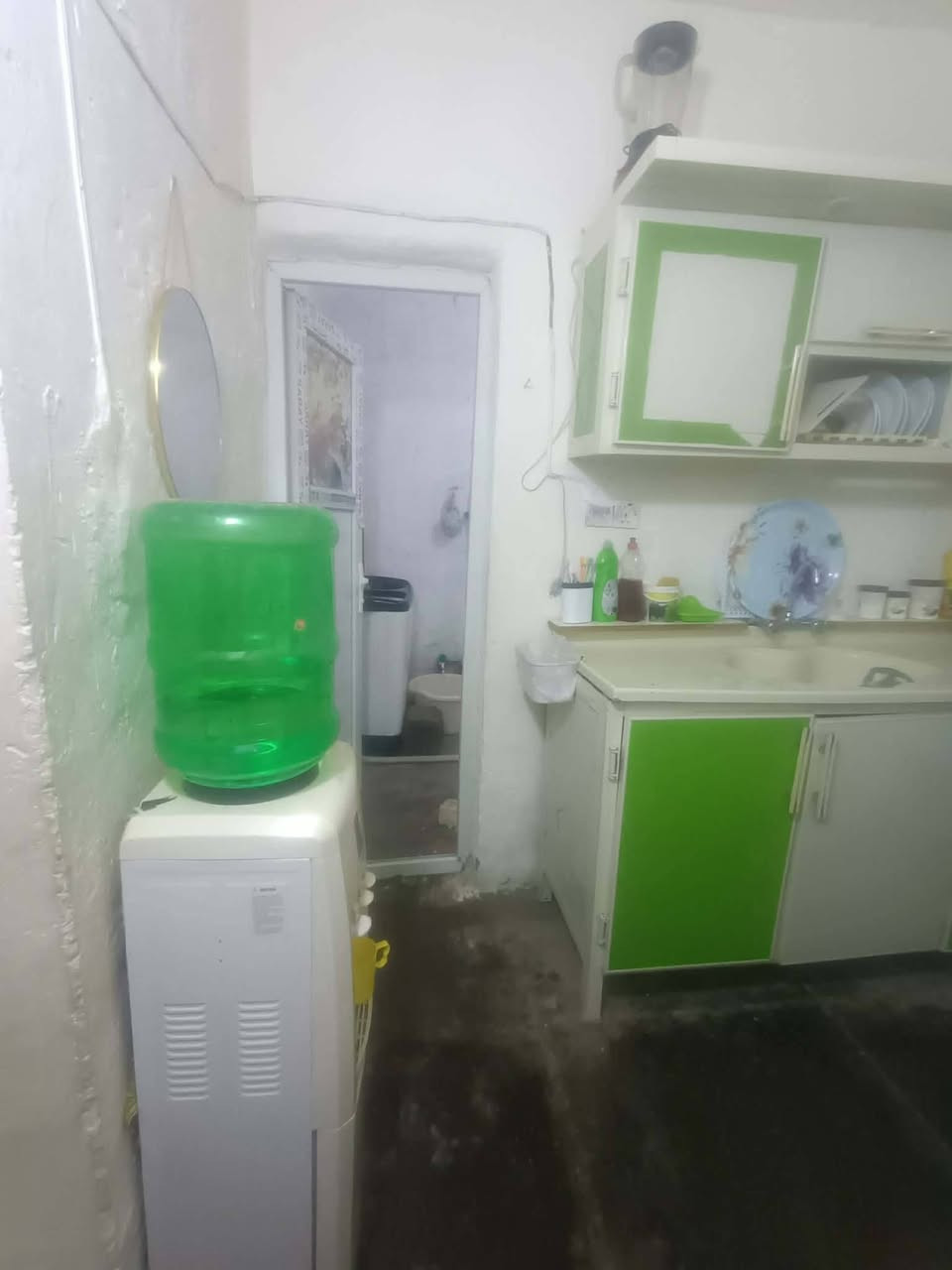 السلام عليكم. عندي هذا البيت قريب على سوك الزعفرانيه القديم يم صيدلية منئ الحلو الي يم المستشفى بي غرفه وصاله ومطبخ وصحيات وطرمه صغيره سعره ١٠ وبي مجال قليل ***********
