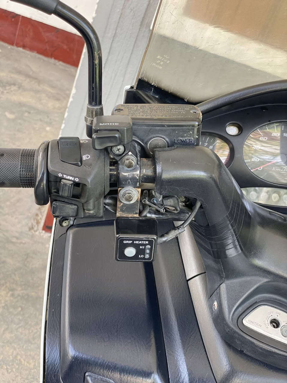 سلام عليكم شباب دراجه 
Silver Wing 400 CC
وارد خليجي مكفوله كفاله عامه 
الدراجه علا وضع الشركه 
برقي واحد ما مفتوح بيها 
بيها صبق بل صفحه اليسرء شبرين تقريبن 
ولباقي كلها مكفوله علا وضع الشركه 
او الكشر مثل ماموضح بل صور نضافته كدامك 
سويج سكيورتي 
اوفر مود نضام ABS شلعه تاكل الكاع  او معدل خير من الله
دشبول نفخ المرغوب منضومة زنون أصليه عالي ناصي 
دبلات جدد مكفوله تخم تاير بعده بل جيس 
الضفيره مالتها علا وضع الشركه 
المكينه ول دراجه بل كامل برقي ما مفتوح منها 
وراقها السعر ١٥ او بيها مجال 
بغداد الدوره   ***********
