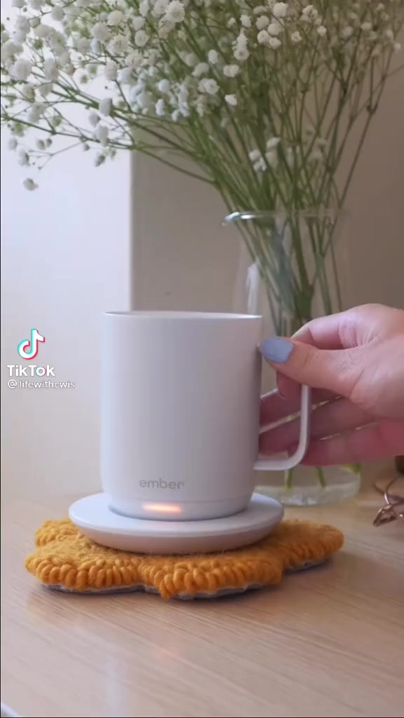 🔥☕ كوب Ember الذكي – تجربة قهوة مثالية! ☕🔥

✨ ودّع القهوة الباردة!
مع Ember Smart Mug 2 راح تستمتع بمشروبك بحرارته المثالية من أول رشفة لآخر رشفة 😍

🔸 يحافظ على درجة الحرارة حتى 90 دقيقة
🔸 تحكم كامل عبر تطبيق الموبايل 📱
🔸 تصميم أنيق وفخم يناسب البيت والمكتب
🔸 سعة: 295 مل (10 أونصة)
🔸 مع قاعدة شحن مرفقة 🔋

💡 مثالي لعشاق القهوة والشاي ☕
🎁 خيار رائع كهدية مميزة

📦 المنتج جديد وجاهز للتسليم


**إذا كنت صاحب هذا الإعلان وتريد حذفه لأي سبب، رجاءا أرسل رسالة إلى الدعم الفني**