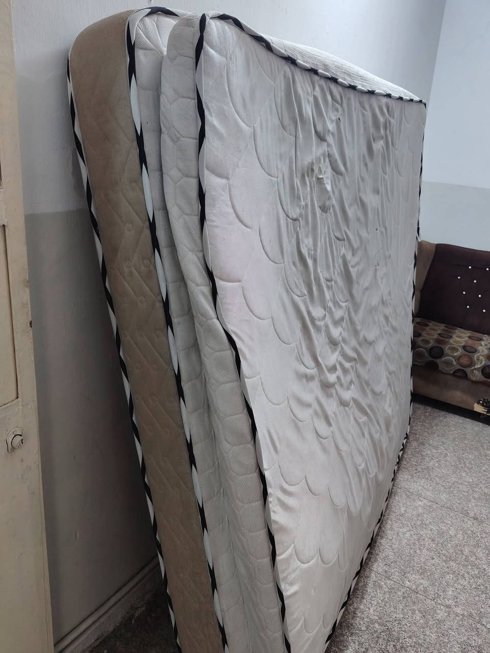 من رخصت الادمن♥️ 
سلام عليكم اخوان غراض نضيفه للبيع👋💯 
التخم 5نفرات الأصلي يحتاج فقط دوشمه السعر 75 وبي مجال💥 
دوشك نفرين طبي ابو الطبكتين السعر 70وبي مجال🛏️ 
ميز مرايه 3جرارات تركي درجه اولى السعر 40 وبي مجال🪞 
عنواني الكاظميه📍 *********** 📞
