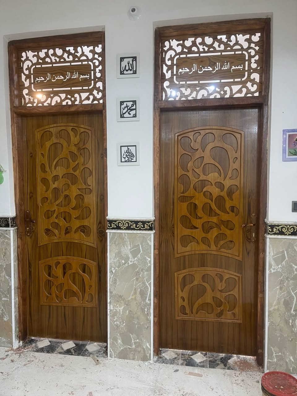 سلام عليكم نعمل جميع البواب الخشب حسب طلب الزبون شغل تسكام وجهين 5 ملم ونعمل جميع  البوفيات ولكناتير شرط شغل تسكام وجهين 5 ملم وجهين مكان حي الغدير قريب علة فلكة القاضي رقم الهاتف المحمول *********** موجود واتساب
