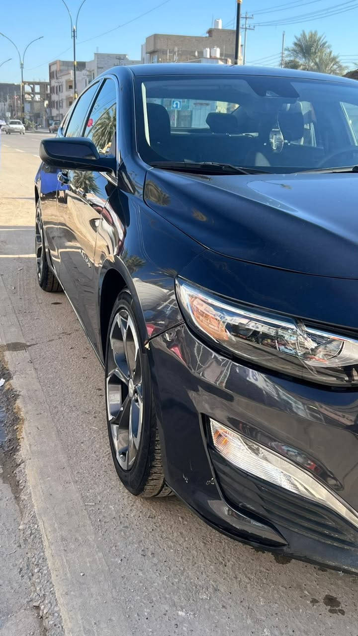 يشهد الله متوازي على بيعـ.ـها
شفروليه ماليبو LT (موديل 2023)
المواصفات العامة:
• النوع: شفروليه ماليبو (Chevrolet Malibu).
• الفئة: LT.
• المحرك: 1.5  لتر توربو ( 4 سلندر ) (اقتصادي جداً وقوي).
• ناقل الحركة: أوتوماتيك.
• اللون: [اسود].

المواصفات:
• بصمة تشغيل وتشغيل عن بُعد.
•نظام التوقف الذاتي الاقتصادي
•نظام تلقائي الايكو للاقتصاد من صرفيات الوقود
• شاشة كبيرة تدعم Apple CarPlay و Android Auto.
• كاميرا خلفية دوارة مع الستيرن ، تحكم ستيرن، مثبت سرعة.
•تدفئة تبريد للكشنات الامامية 
•تحكم كهربائي لكشن السائق
•المري الجانبية والجامات الامامية تحكم كهربائي

حالة البدن (الضرر والصبغ):
السيارة بحالة ممتازة من الناحية الجمالية، مع توضيح كامل للتفاصيل الآتية إبراءً للذمة:
• الحادث: حادث جانبي بسيط (جهة الجاملغ الخلفي خلف جهة السكن).
• الصبغ: قطعتين فقط (نصف غطاء الصندوق/الجنطة + الجاملغ الخلفي جهة السكن) لغرض التعديل والترميم.
• باقي السيارة بحالة الوكالة (ايرباجات سليمة فقط الستيرن راجع سيستم/شاصي وبدنة سليم وكالة ).
. رقم الشاصي مرافقة بالصور 
•صور السونار مرافقة للصور 

الملاحظات الميكانيكية:
• السيارة ماشية [49] الف ميل .
• الحدادية: الأمامية فقط جهة السكن بنسبة (40%).
• المحرك والكير وبقية الأنظمة الميكانيكية والكهربائية بحالة ممتازة جداً وجاهزة للاستخدام.
السعر المطلوب: [115 ] (قابل للتفاوض البسيط).
المكان: كربلاء المقدسة.
للتواصل والاستفسار:
يرجى الاتصال على الرقم: [ *********** ]
أو المراسلة عبر واتساب.
