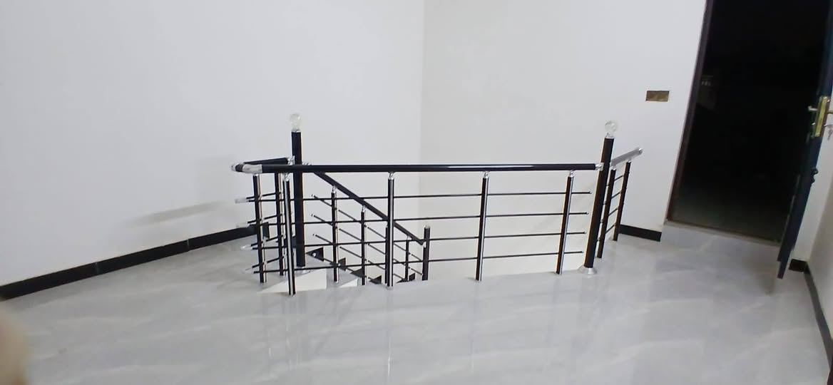 السلام عليكم دار للبيع ٧٧ م
الموقع بغداد الدوره زراعي طوكان بين شارع ستين والصحه 
يحتوي على ٣ نوم وصاله  ومطبخ حولي وخدمات عدد ٢ وبتونه وسطحين جاهز للسكن 
بناء ٢٠٢٥ واجه ٤.٥ ونزال ١٧ مع إقرار محكمه للمشتري 
السعر ١٢٠ 
للتواصل والاستفسار الاتصال على 
***********
*********** متوفر واتس
