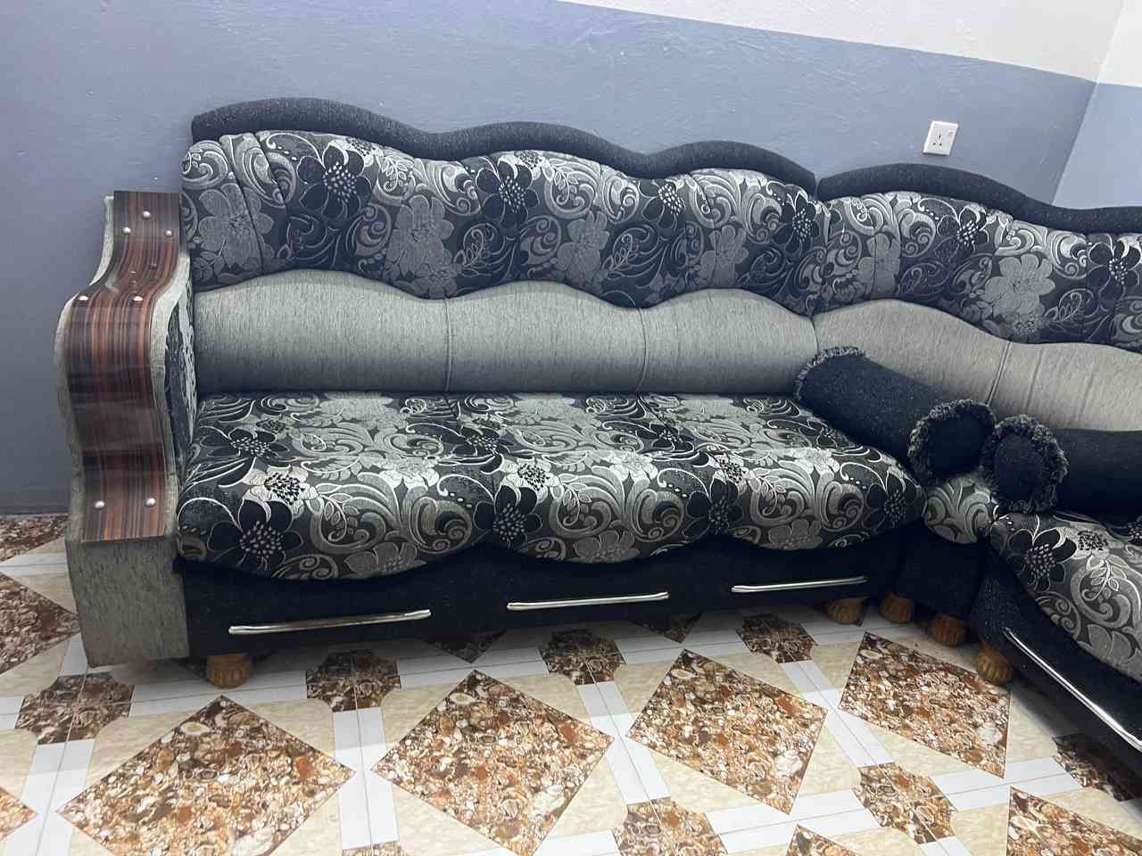 ديوان فصال جديد 8 امتار زاوية عدد 2 ب 600 الف موقع حي البكر قرب جامع البديع 

*********** زين
*********** كورك
