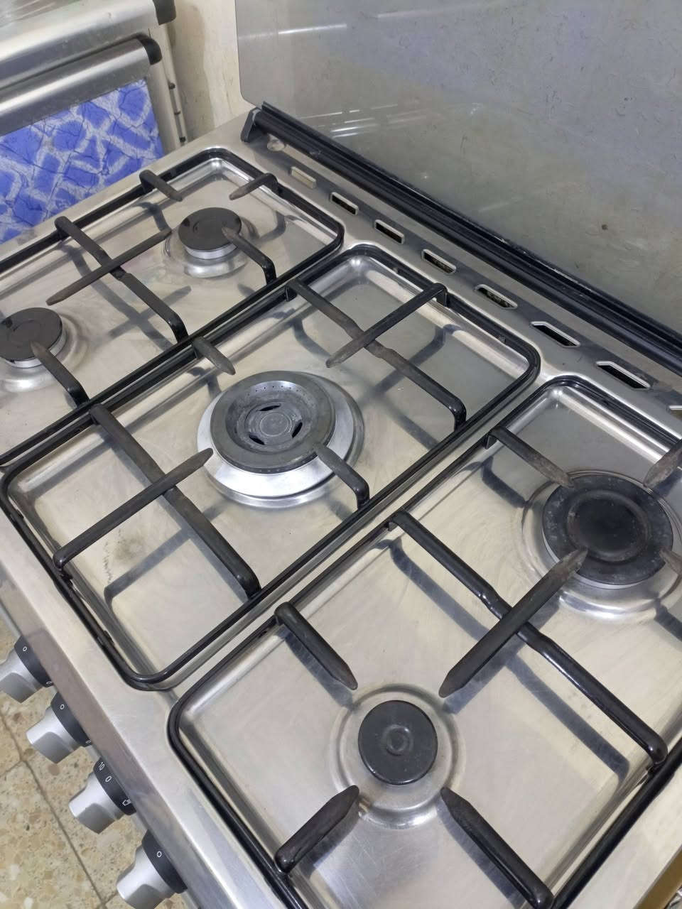 طباخ 5 مشاعل باب اول اخو الجديد ناره قوية زركة نضيف كلش وشغال العيون والفرن ممستخدم مرة وحدة بعده جديد شرط الفحص سعره مناسب اني مكلف بلنشر الاتصال بلرقم واتساب موجود 
***********
