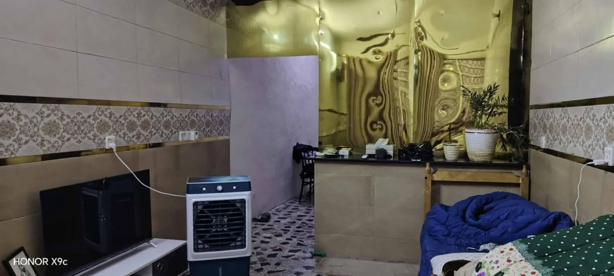 السلام عليكم يوجد بيت مساحتة 58 مترواجهة 2.90 نزال 20 البيت مقسوم يوجد في حايط مشترك البيت طاأبقين كهرباء ومجاري معزولات قرار 35 
مكاتبة تحويل العنوان زعفرانية نهاية شارع المعهد النزلة مقابیل اسواق تفاحة منطقة حنييت للاستفسار والتواصل عن طريق رقم 
الهاتف :***********
