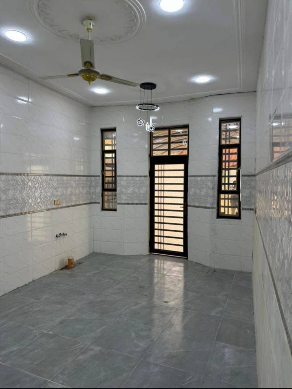 #اسعد_الله_اوقاتكم_بكل_خير⁉️👋🏼

دار سكن للبيع بناء 2025 

للاستفسار تصل

#المساحه 200 متر  على تبليط مباشرتاً شارع 12 متر

#جنس_العقار :: طابو ملك صرف زراعي باسم عراقي سند 25 

#العنوان :: البصره أبي الخصيب محيله قرب سوك محيله 
يبعد عن شارع سايدين 200متر موقع راقي

#يحتوي البيت على ثلاث ٣ غرف منام كبار
و ديوان
و مطبخ و صاله
و مناور عدد 2
و صحيات داخلي وخارجي  و كراج سياره

#البيت جاهز من كلشي تستلم البيت عنده المكاتبه
كامل من مقطوره و كيزر و ماطور
جيب اثاثك و اكعد
و الف عافيه الي ياخذه

جميع الخدمات متوفره ماء كهرباء شارع 12 متر تبليط مباشرتاً غريب على 
#السعر ( 122مليون وبي مجال 
#للاستفسار الاتصا على الهاتف *********** البصرة, العراق
