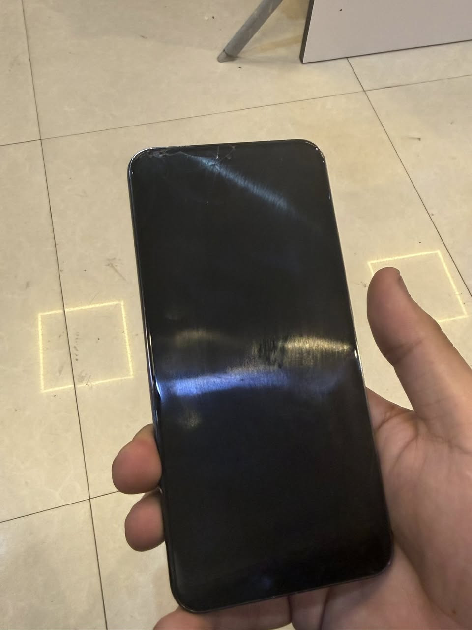مرحبا سامسونك للبيع بي ضربه بالشاشه وصاير سواد قليل يم الكامره والكامره شغاله والفيس ايدي شغال الجهاز كلشي مابي غير هاي للبيع ب 350 
***********
