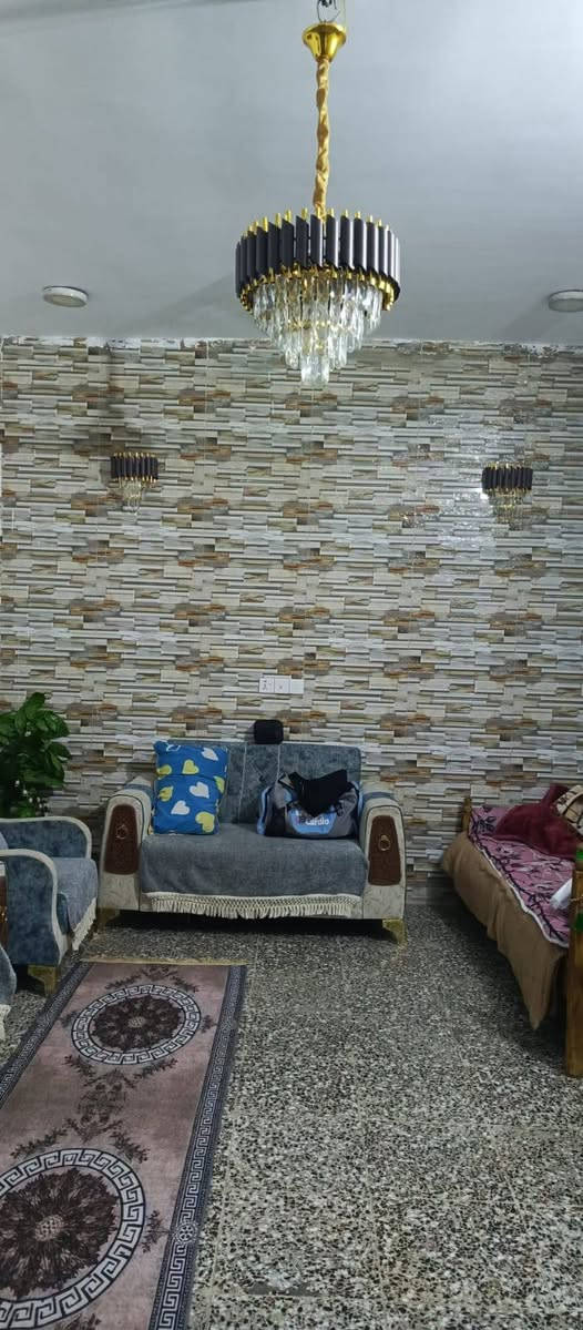 السلام عليكم بيت للبيع مساحة١٠٤ واجهيه 10×10 مربع يتكون من 3غرف نوم + استقبال +صاله فوك جبيره +مطبخ مساحة جبيره المكان جسر ديالى الكرغوليه قرب  صالون ام بنين  *********** تفاصيل ع رقم
