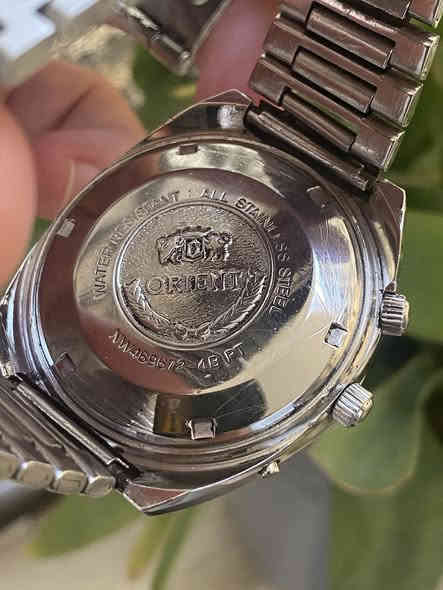 السلام عليكم 
من اجمل اصدارات اورينت 
اورينت دولي 
انتاج ١٩٧٩
مينا مميزة جداً 
نظافة تامة كالجديد
تعمل بكفاءة عالية 
ستانلس ستيل بالكامل
مقاومة للماء 
القطر ٤٣
السعر ١٥٠  الف 
يوجد توصيل لجميع المحافظات 
***********
