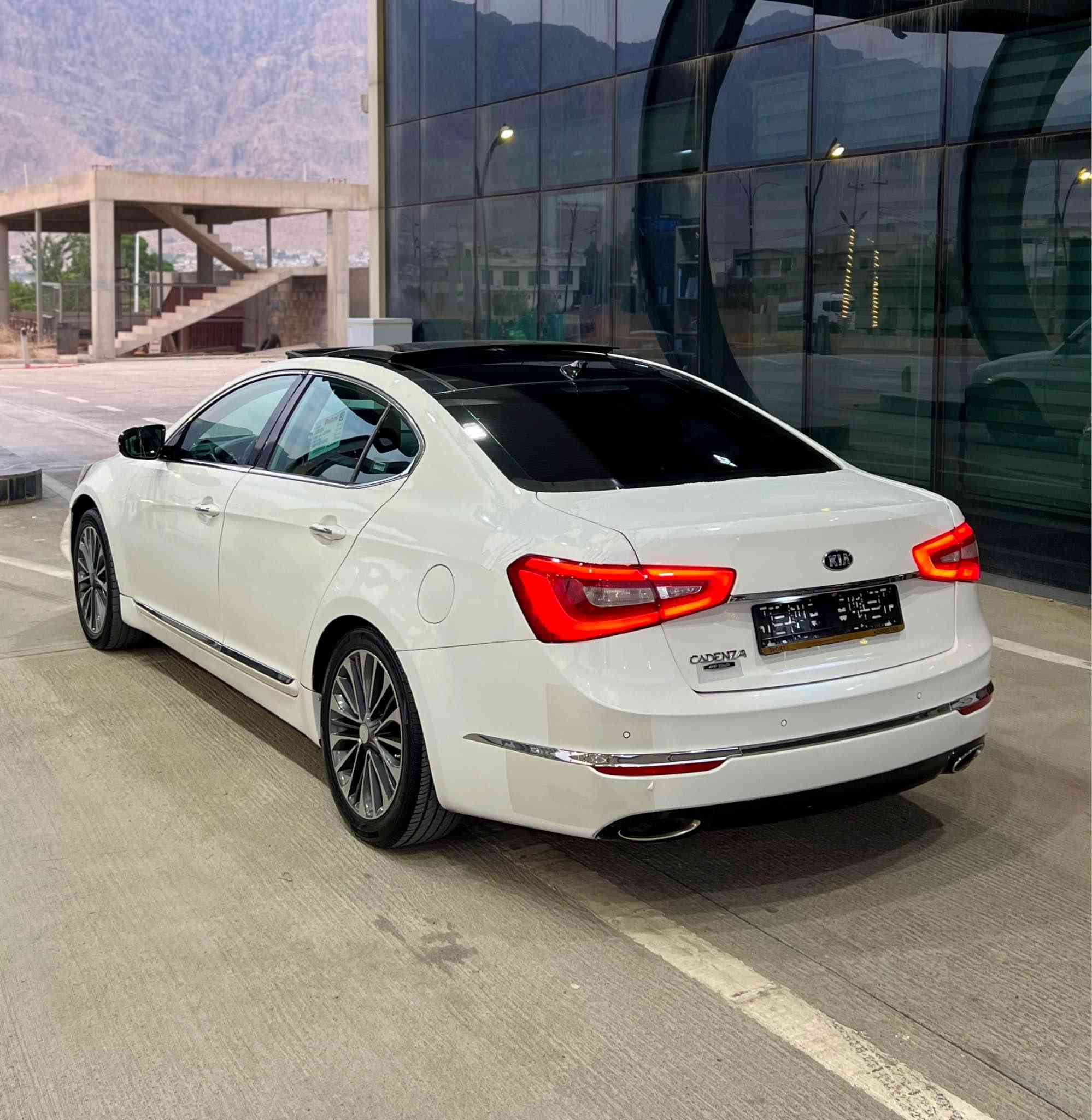بسم الله الرحمن الرحيم(***********) 
KIA CADENZA 2016 VIP ساغە سەیارەکە دوبەیە
(ادوات ادوات مابی رقم) سەیارەکە بێ ڕەقەمی دوبەیە
کیای کادێنزا ٢٠١٦ دوبەی سەیارەکە ساغە موس و بڕاوە نییە
مواسفات VIP فول فول دەرەجە ١ تەنها 67هەزار ڕۆشتووە
ناو و دەری وەک شەریکە ماوە بێ شوخت و چاڵ و دڕاوییە
پانۆڕاما سەقف شوشە بەسمە شاشەگەورە کامیرا بلوتوس
ئاوێنە ئیشارەت و شەفت و قیبلەنما تعدیل سورعە
سوکان تەلەفون و ڤۆلیۆم کوش هیتەر جلد کارەبایی
٣ گێڕە تۆماتیک و عادی و گێر لەسوکان تراکشن
هەر ٥ تایە و ویلی قیاس ١٨ لۆک لۆکن بەسپێرەکەیەوە
جام ئۆتۆ لایت عەدەسە و زینۆن لایت و بەگلایت لیدە
تەبرید مەرکەزی ئیمپیفایەر سیستەمی سەوتی infinite 
دەرگا و سندوق بەسمە پشت و پێش حاسە ABS
 زۆر مواسفاتی تری هەیە لێرە هەمووی باس ناکرێت
سەیارەکە هەموو گیانی بەشەرت ئەفرۆشم 
گێڕ مەکینە کارەبایی تەبرید تەقەوڕەقە هەمووی بەشەرت
سەیارەکە حیزام نیە بە حیزام دەیفرۆشم پێشی کەپسە
تەنها پشتی لای سەکن لێدراوە تەنها لای بەگلایتەکەی گرتوە
واتا ناو عەوزوناوسندوقی نەگرتووەهیچی ئێرباگ بەشەرت
سەیارەکە هەمووشتێکی بەشەرتە بێ مەسرەفە 
سعری ٧٥ و کەمێک مەجال شوێن ڕانیە رانية, السليمانية
