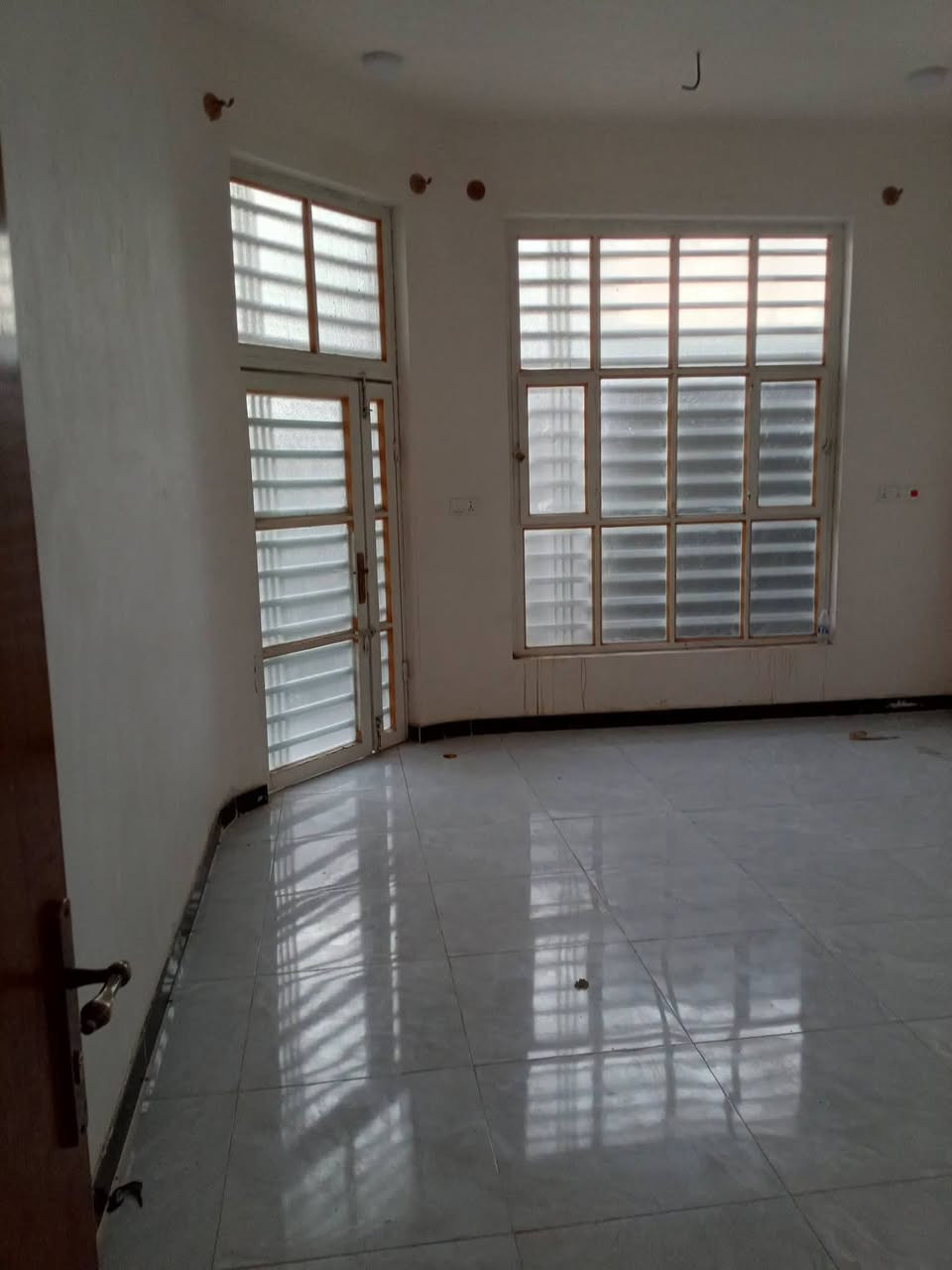 دار سكنية للإيجار

📍 الموقع: حي العسكري الثاني، قرب المستوصف الصحي.

📐 المساحة: 200 متر.

🏡 الوصف: بناء حديث، يحتوي على غرفتي نوم، وصالة، ومطبخ، واستقبال، وطارمة، ومجموعة صحية داخلية وأخرى خارجية.

***********
