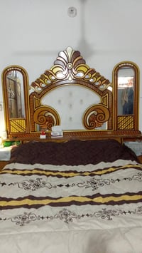 غرفه نوم خشب نضيفه للبيع السعر 800 لتواصل 07712391237