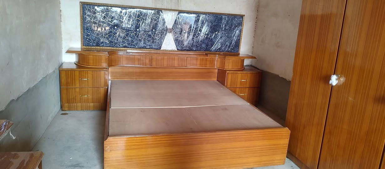 سلام عليكم غرفه نوم صاج فصال تركي وخشب صاج ثقيل الغرفه نضيفه سعر550الف وبيها مجال***********
