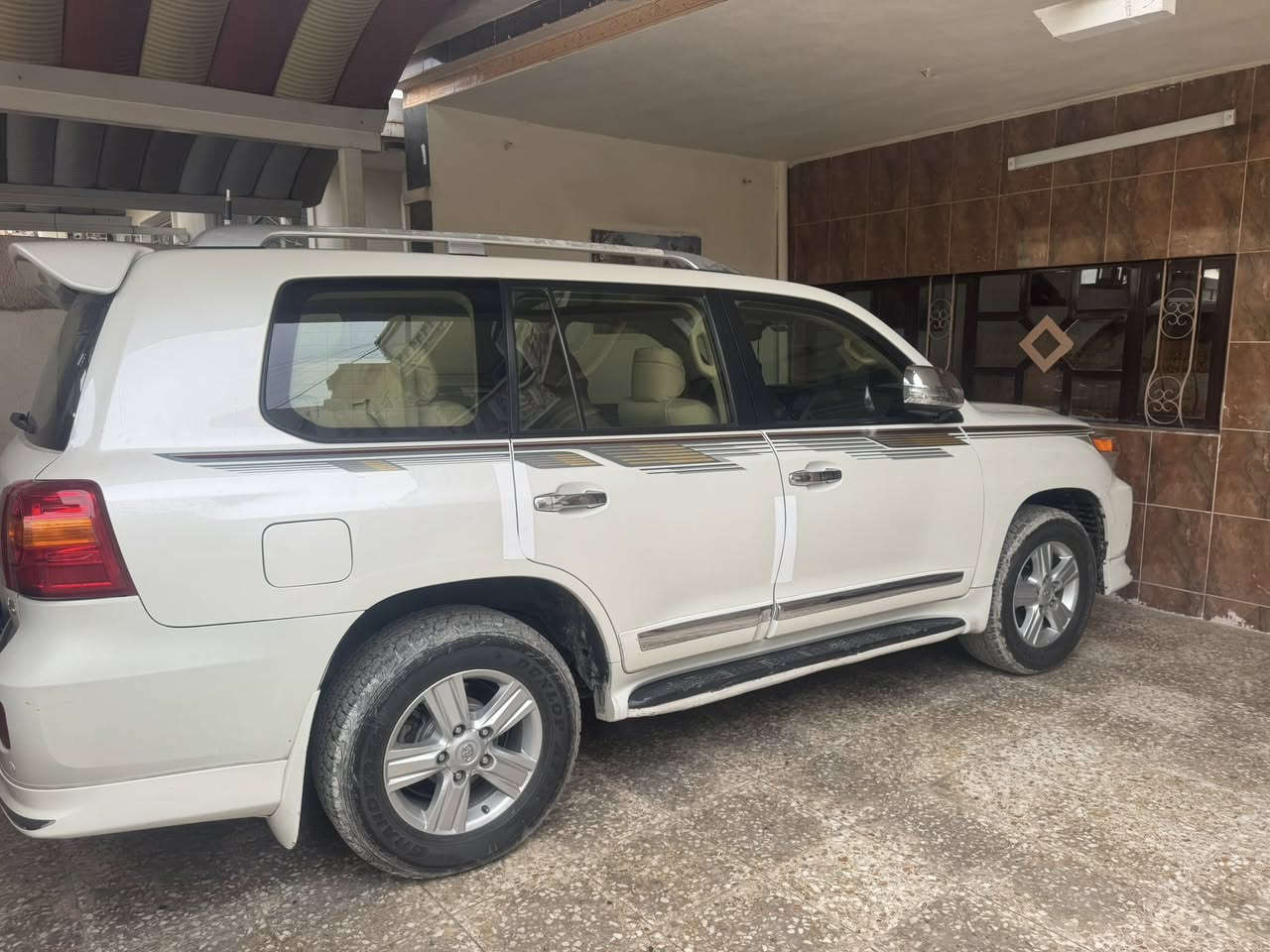 السلام عليكم للبيع لاندكروز 2014 ساز اصلي رقم بغداد ب اسمي مكينة 6 سلندر م
🛑السعر 330🛑 

سيارة مكفولة من الصبغ و الفتح و التبديل
عده صبغ شبرين فقط اثر رصعه ومكانين بارد 

مواصفات السيارة بصمة فتحة كشنات جلد كهرباء الامامي كشن سايق 3 دكم ثلاجة حساسات امامية خلفية جانبية مري قلاب مري شفط كامرة خلفية 7 راكب 3 قطع تبريد 8 ايرباك فورويل وياها بصمات عدد اثنين وباقي المواصفات المعروفة 

مكان السيارة بغداد 

رقم الهاتف ***********
