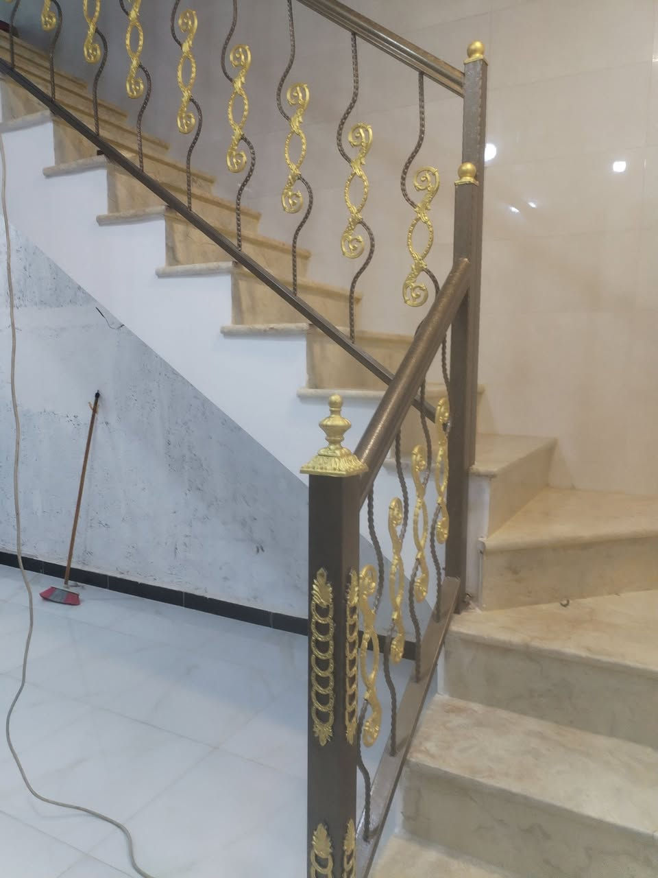 السلام عليكم جانب من أعمالنا ومن الله التوفيق اخوكم ابو علي الحداد *********** مستعدون ان شاء الله لجميع العمال الحداده سقائف بأنواعها سندويج ديكورات محجر درج وكافة العمل والرزق على الله مكاني زعفرانيه جسر ديالى
