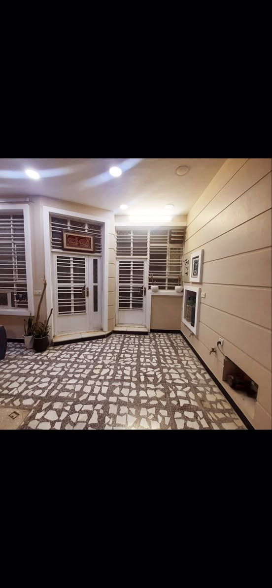 السلام عليكم
بيت للبيع مساحته ١٢٠ 
الواجهه ٦ ونزال ٢٠ 
بيت جديد بناء سنه ٢٠٢٢
 الطابق الأرضي استقبال ومطبخ
وصاله ومنور وغرفه نوم كبيره وصحيات

الطابق الأول
غرفتين نوم كبيرات وصاله وحمام 
وبيتونه كبير طوله ٧ مترات 
حي اور مربع جامع عمار ابن ياسر 
محله ٣٣٧
العلم البيت باني على يدي 
تلفون ***********
