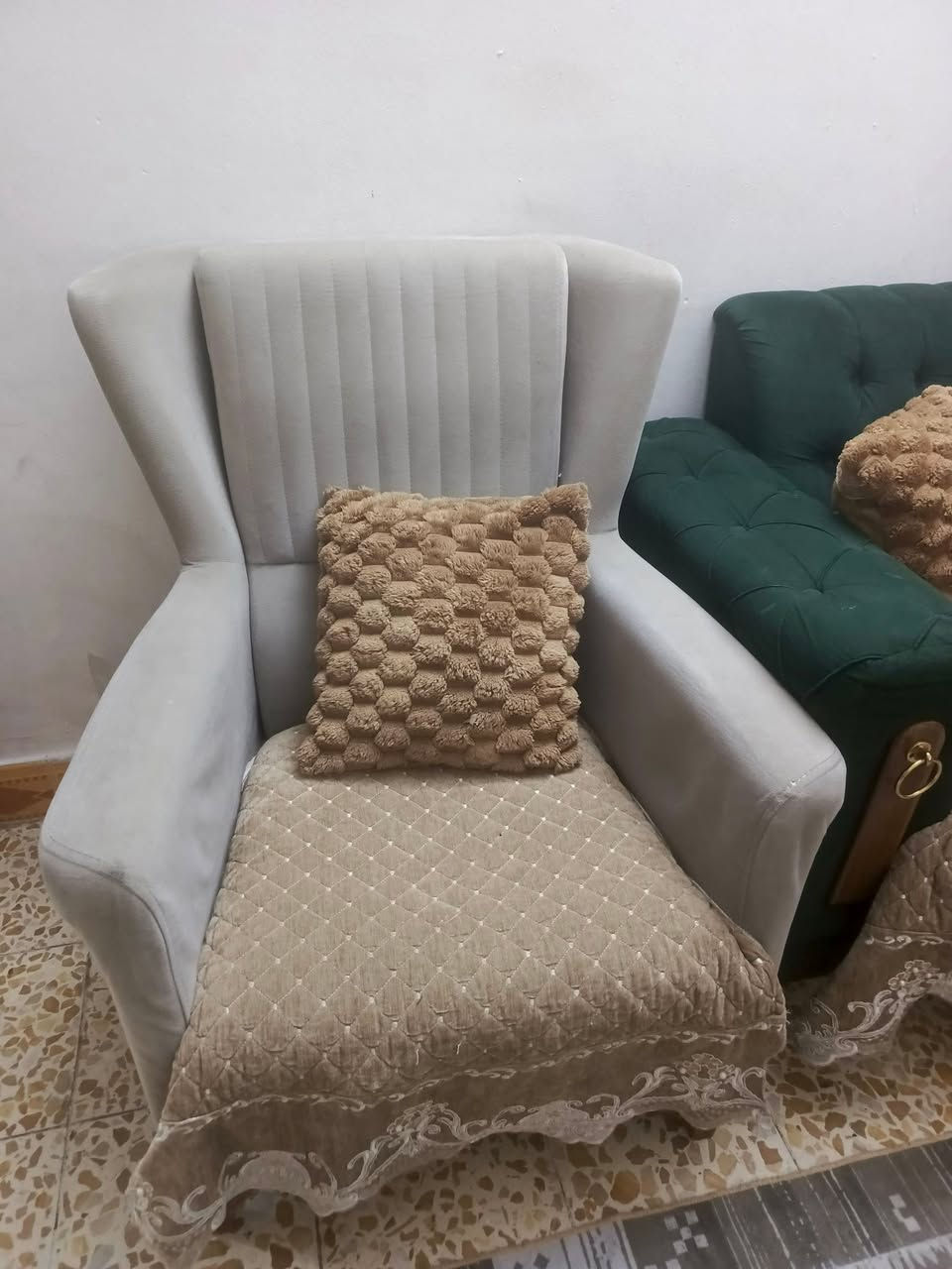 تخم قنفات مع ميز طعام و٦كراسي للبيع عنوان حي تونس 
***********

