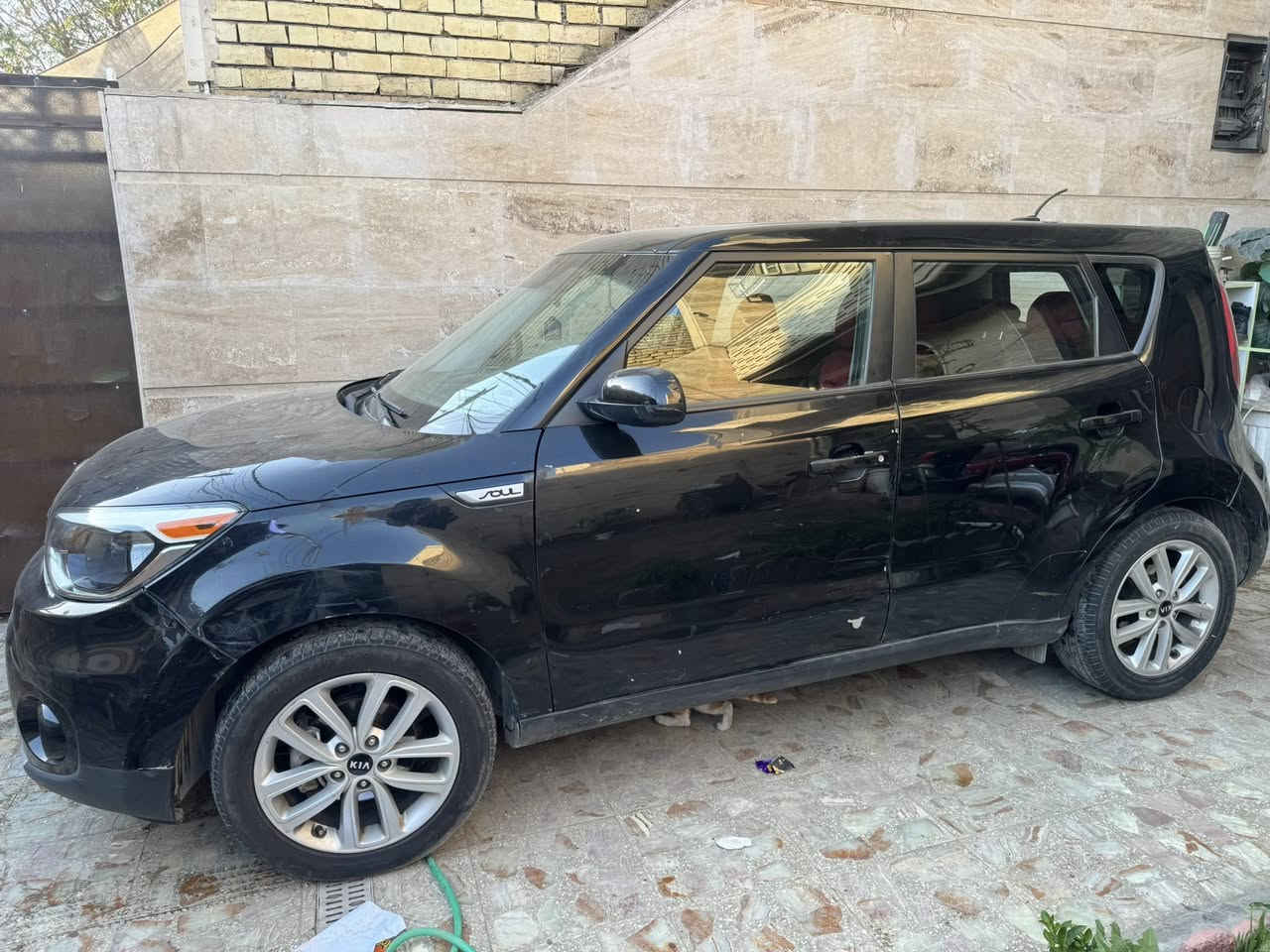 السلام عليكم
صول 2018 وارد امريكي ماشية 90 الف حقيقي مكينة 2000 حادثها مال امريكا باب السايق قفط و بالعراق صار بيها باب و جاملغ خلفي يعني 3 قطع باقي السيارة كلها شركة سيارة على ايد وحدة رقم بغداد باسمي تحويل مباشر ثاني يوم عنواني بغداد البلديات السعر 115 و بيها مجال 
للاستفسار ***********
