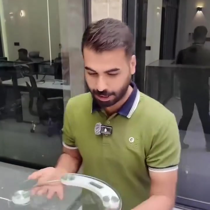 • ميزان شخصي رقمي بتصميم دائري أنيق مناسب للاستخدام المنزلي اليومي.

• شاشة رقمية LCD واضحة لعرض الوزن بشكل مباشر.

• سطح زجاجي مع أربع نقاط تثبيت دائرية معدنية لثبات الوقوف أثناء القياس.

• تشغيل تلقائي عند الوقوف على الميزان مع عرض الوزن خلال ثوانٍ.

• مصمم للاستخدام الشخصي فقط (غير مخصص للاستخدام التجاري).

• يعمل بالبطاريات لسهولة الاستخدام بدون أسلاك.

🔹 المواصفات
 • الموديل: 2003A
 • الحد الأقصى للوزن:
 • 180 كغم (بدقة d = 0.1 كغم)
 • 396 رطل (بدقة d = 0.2 رطل)
 • الشاشة: شاشة رقمية LCD
 • المادة: سطح زجاجي

📦 محتويات العلبة
 • ميزان شخصي رقمي
 • بطاريتان AAA
 • دليل إرشادات مطبوع على جسم الميزان

السعر 12.000 ألف 

التوصيل داخل بغداد 3 آلاف وخارج بغداد 5 آلاف 

للتواصل معنا على الرقم👈 ***********
