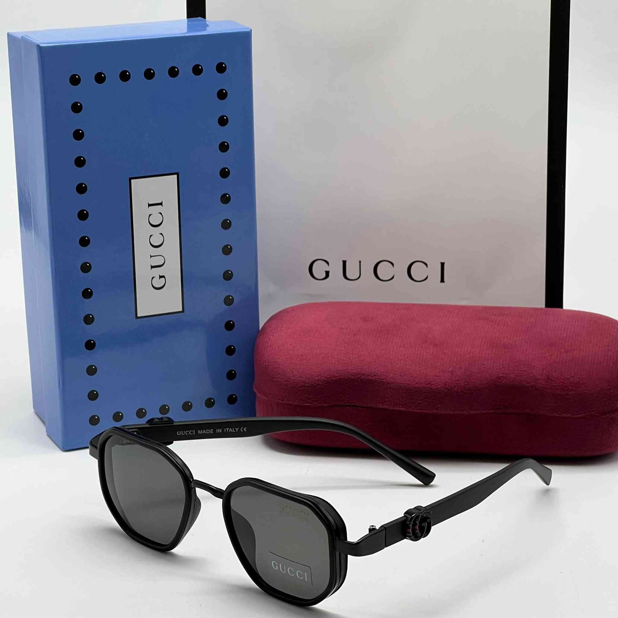 دكّة الساعچـي ⌚️
.
من فلورنسا، حيث وُلد الفن — جاءتك هذي النظارات.

Gucci لا تتبع الموضة، هي من تصنعها. الإطار الثماني الحواف المميز، شعار GG المزدوج على الذراع، وشريط الأخضر والأحمر الأيقوني — كل تفصيلة تحكيلك: هذا ليس مجرد اختيار، هذا بيان.

عندنا الكولكشن الجديد بـ9 موديلات لكل ذوق:

⚫🔵 أسود/فضي — عدسة كحلية متدرجة + GG ملون — الكلاسيكي الجريء
⚫ أسود كامل — عدسة رمادية + GG أسود — الغموض المطلق
🤎 بني/عدسة بنية متدرجة + شريط Gucci — دفء وأناقة
⚫🔵 أسود/عدسة كحلية متدرجة — هادئ وواثق
🟤🥇 تورتواز/ذهبي — عدسة بنية — الرجعي العصري
⚫🔵 أسود/فضي — عدسة كحلية — نسخة ثانية كلاسيكية
🤎 بني/عدسة بنية — لمن يحب الـ Warm Tones
⬛🩶 فضي/أخضر — عدسة رمادية — الأكثر تميزاً
⬛🔵 فضي/كحلي — عدسة بنفسجية — جرأة باردة
.
📦 كل نظارة تجيك مع:
◽️ علبة مخمل بوردو Gucci
◽️ بوكس أزرق أنيق
◽️ شنطة تسوق Gucci
◽️ نقش Made in Italy على الذراع

لأن حتى طريقة حملها — فن 🇮🇹

.
للحجز والاستفسار دايركت او على الواتساب 📲
يتوفر توصيل لجميع المحافظات 🚚
#العراق #viral #trending #reels #luxury. دكّة الساعچي


**إذا كنت صاحب هذا الإعلان وتريد حذفه لأي سبب، رجاءا أرسل رسالة إلى الدعم الفني**