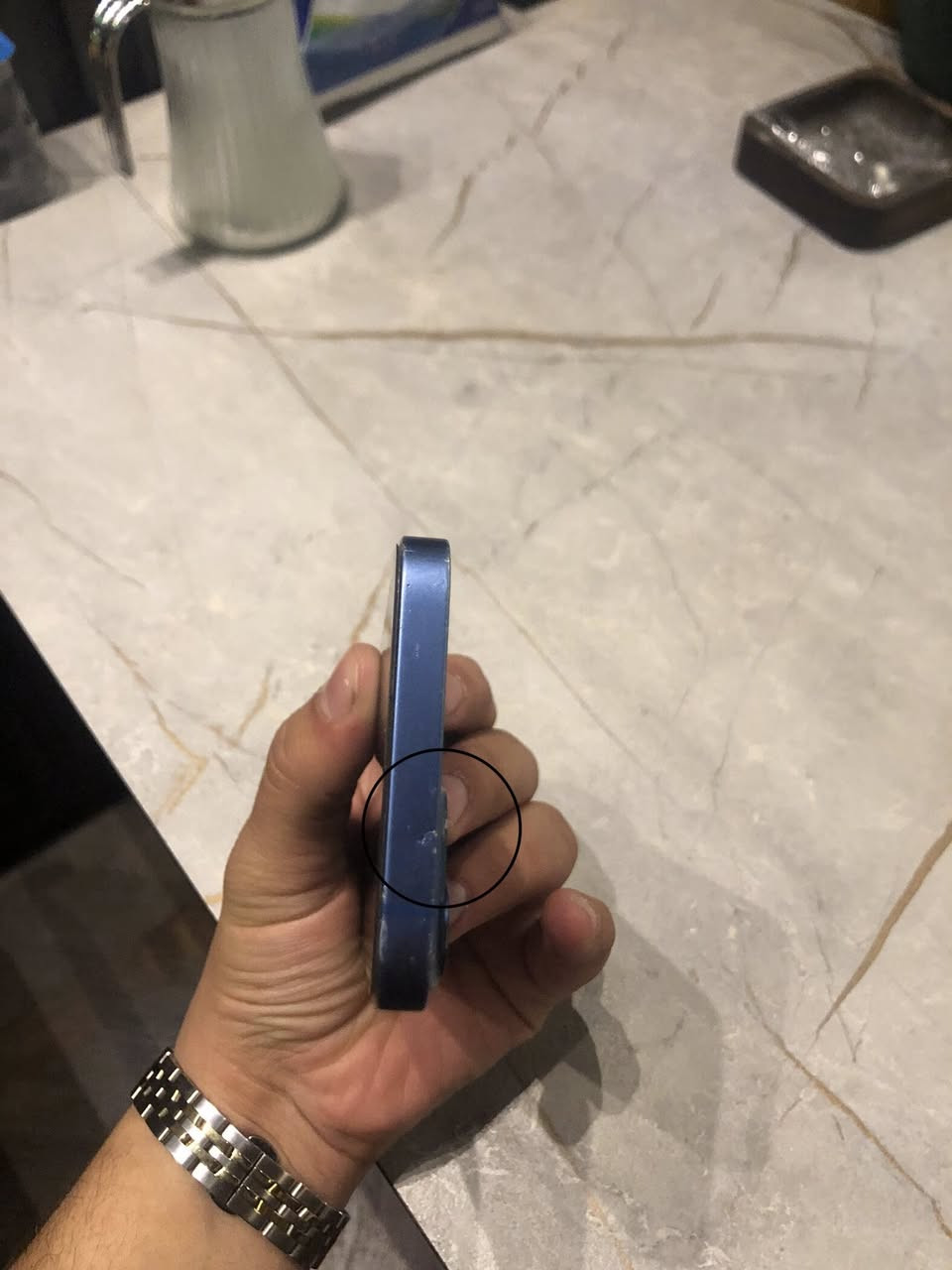 ايفون 13 كامرتين 
لون نيلي 
بطارية 83
الموبايل تخطي ما يشغل شريحة
الموبايل بي فقط ضربة بالشاصي مثل ما موضح بالصورة بس شاصية حلو يعني ما معووج 
ذاكرة 128
ما مستبدل بي اي شي 
سعره 375 الف بي مجال حگ الجية 
مكاني بصرة ابو الخصيب جامع الشهيد طه 
هـ /***********
غير متوفر بالفيس بوك
