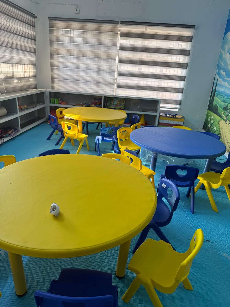 روضة وحضانة دادو
تعليم تفاعلي ومهارات : نطور الإبداع
والتفكير عبر الأنشطة المبتكرة واللعب
الهادف
تأسيس لغة إنكليزية متينة : منهج متطور
منذ السنوات الأولى لتأسيس لغوي قوي فعاليات ومرافق ترفيهية : ساحات العاب
داخلية وخارجية مجهزة بالكامل للمرح والأمان نشطة لاصفية متنوعة : برامج فنية , رياضية
رعاية ومتابعة شاملة : تغذية صحية متوازنة ودعم نفسي وسلوكي متخصص
بيئة امنة ونظيفة : مرافق مجهزة بأعلى معايير
السلامة والنظافة
شفافية دائمة : خطة ربط ومتابعة مباشرة مع الأهل لمتابعة تقدم الطفل خطوة بخطوة
سارعوا بالتسجيل ! المقاعد محدودة.

للاستفسار الاتصال
***********
