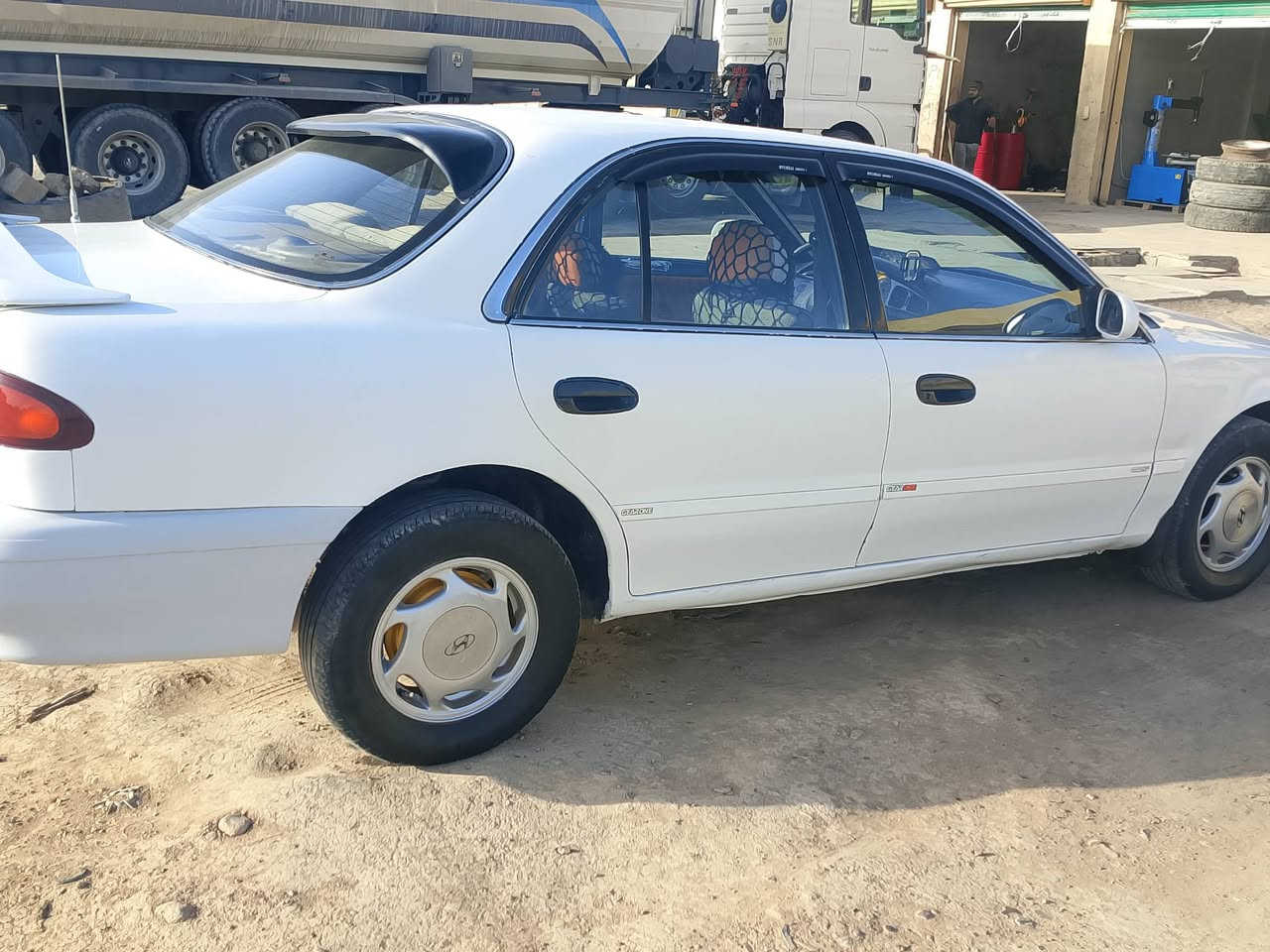 سوناتا تو موديل 94 بسمنه سنويه 27 تريد شغال كير اوتماتيك سعرها 49 وبيه مجال شي قليل *********** عنوان ديالى كنعان
