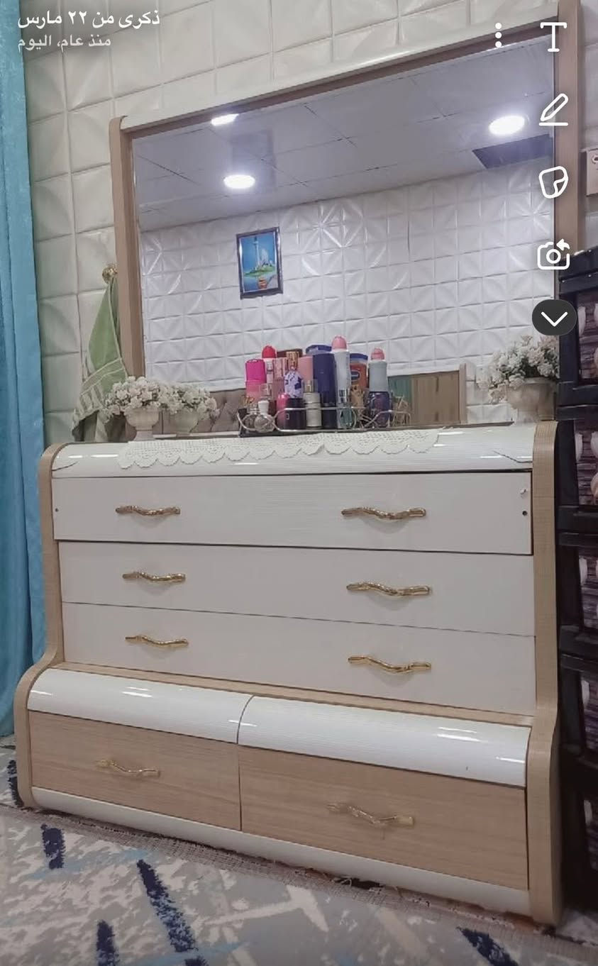 السلام عليكم غرفه تركيه فخمه ١٣ قطعه للبيع السعر مليون ونص وبيها مجال مكان حصيبه الشرقيه هاتف ***********
